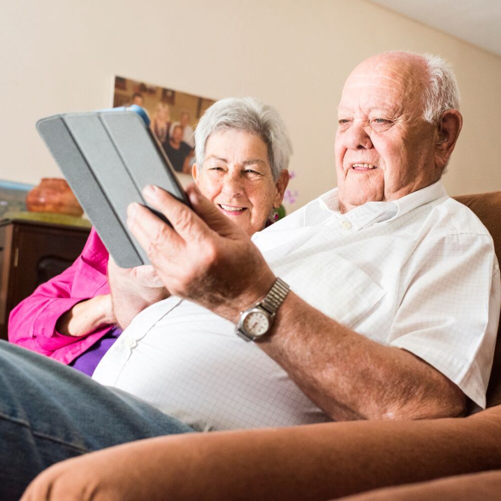 How to Stay Connected with Family and Friends In Senior Apartments ...